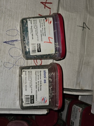 1225889-13 Parti med färgade popnitar och montageskruv till fasadskivor