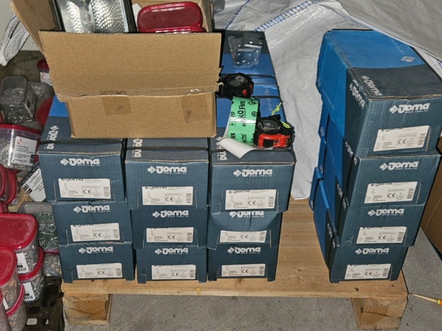 1225889-14 Parti med färgade popnitar och montageskruv till fasadskivor