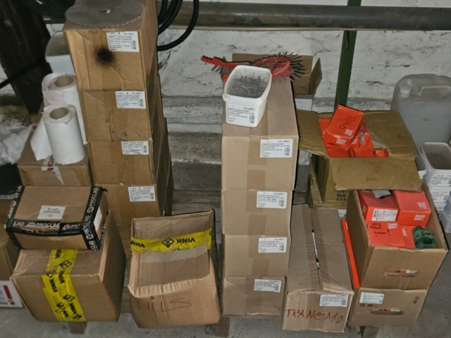 1225889-16 Parti med färgade popnitar och montageskruv till fasadskivor