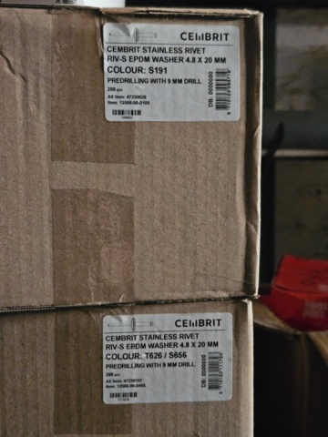 1225889-18 Parti med färgade popnitar och montageskruv till fasadskivor