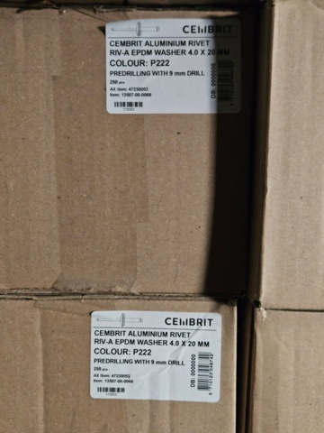 1225889-20 Parti med färgade popnitar och montageskruv till fasadskivor