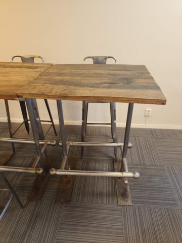 1289446-4 Bar table and chairs