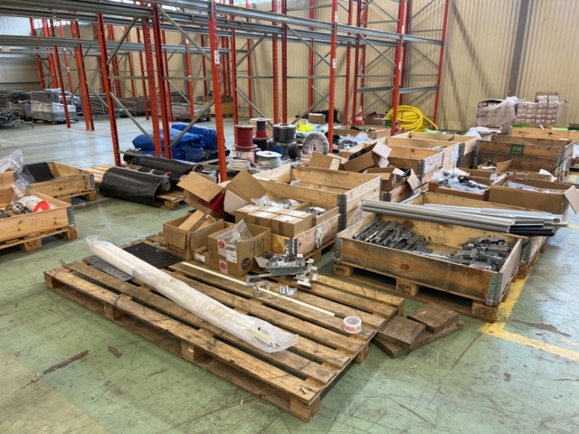 1243928-1 Lot with assembly material and fastening components