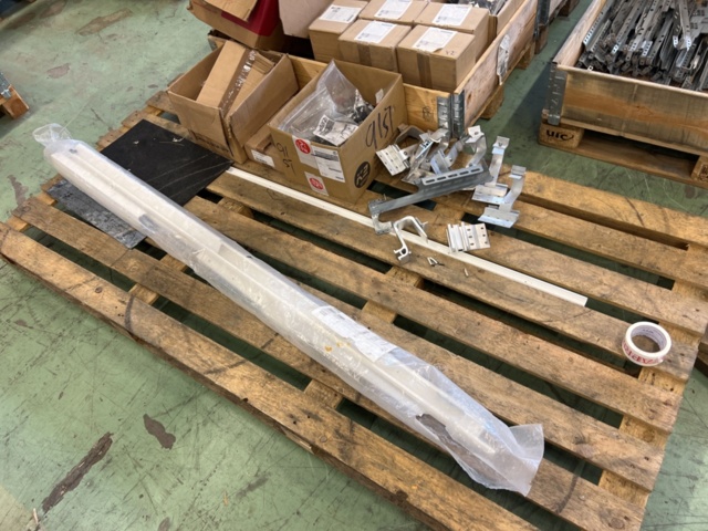 1243928-2 Lot with assembly material and fastening components