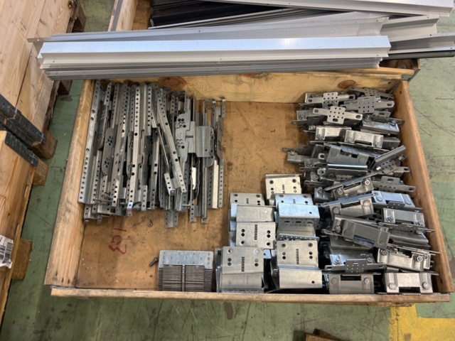 1243928-3 Lot with assembly material and fastening components