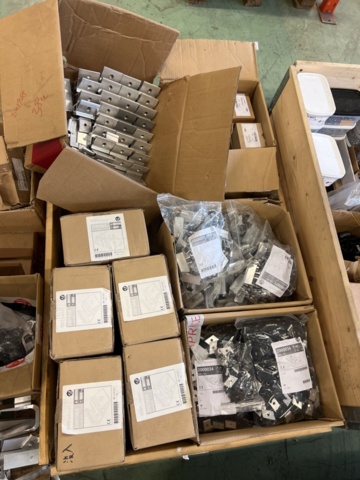 1243928-4 Lot with assembly material and fastening components