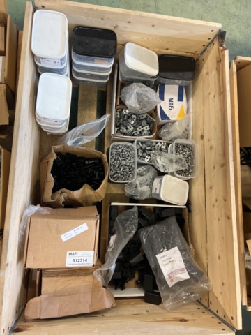 1243928-6 Lot with assembly material and fastening components