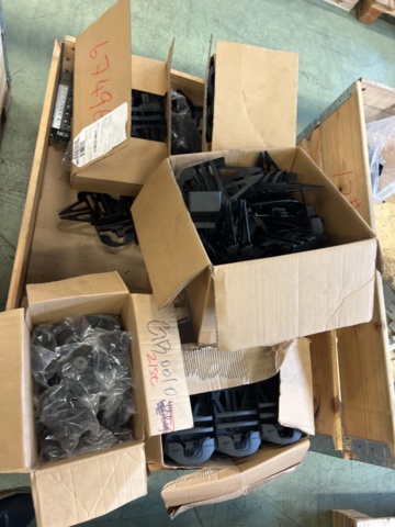 1243928-9 Lot with assembly material and fastening components