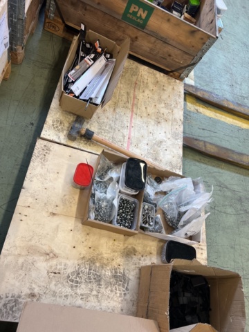 1243928-11 Lot with assembly material and fastening components