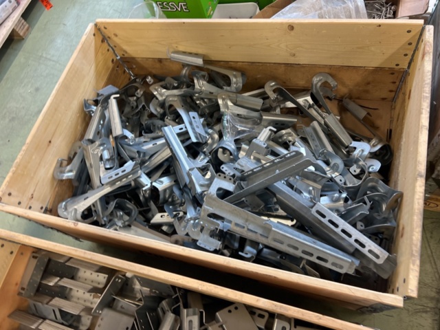 1243928-13 Lot with assembly material and fastening components