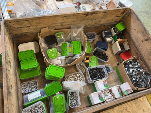 1243928-14 Lot with assembly material and fastening components