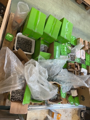 1243928-15 Lot with assembly material and fastening components