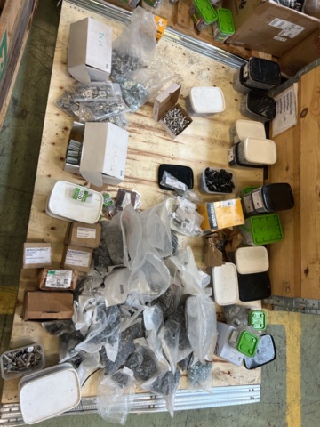 1243928-16 Lot with assembly material and fastening components