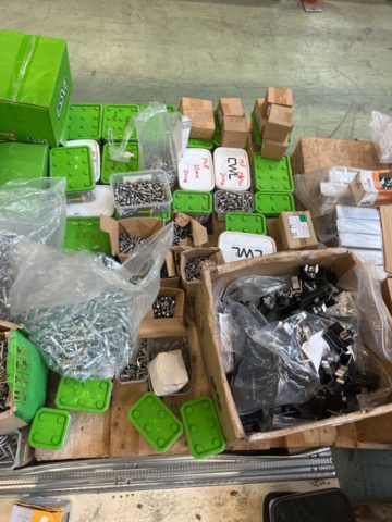 1243928-17 Lot with assembly material and fastening components