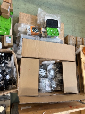 1243928-19 Lot with assembly material and fastening components