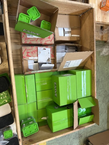 1243928-18 Lot with assembly material and fastening components