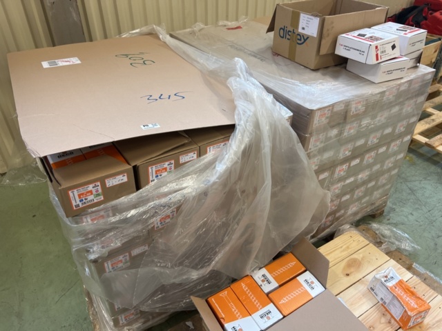 1243928-20 Lot with assembly material and fastening components