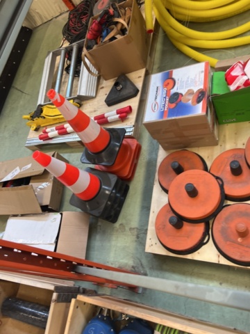 1243928-25 Lot with assembly material and fastening components