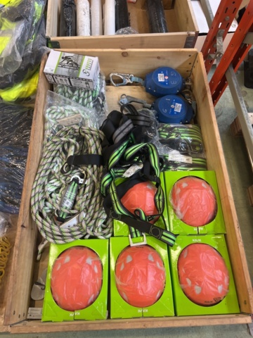 1243928-26 Lot with assembly material and fastening components