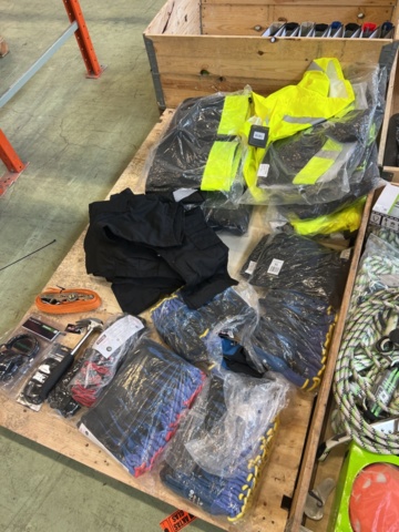 1243928-27 Lot with assembly material and fastening components