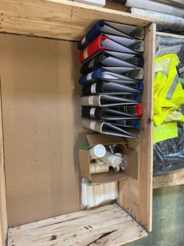 1243928-28 Lot with assembly material and fastening components