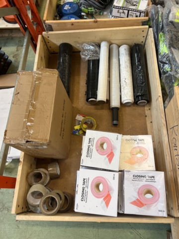 1243928-29 Lot with assembly material and fastening components