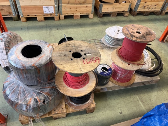 1243928-30 Lot with assembly material and fastening components