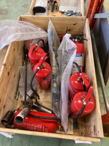 1243928-34 Lot with assembly material and fastening components