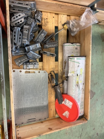 1243928-35 Lot with assembly material and fastening components