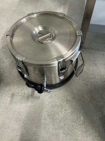 1335138-6 Stainless steel cisterns with tap, 4 pcs, 3 sizes