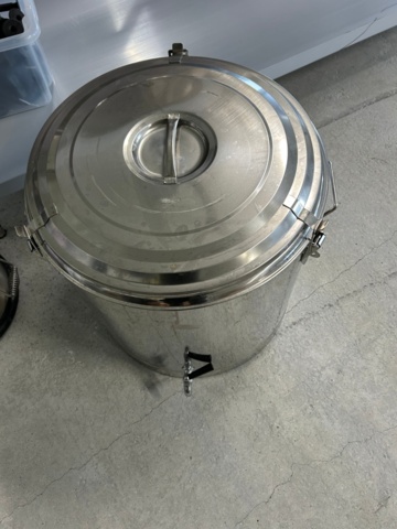 1335138-7 Stainless steel cisterns with tap, 4 pcs, 3 sizes