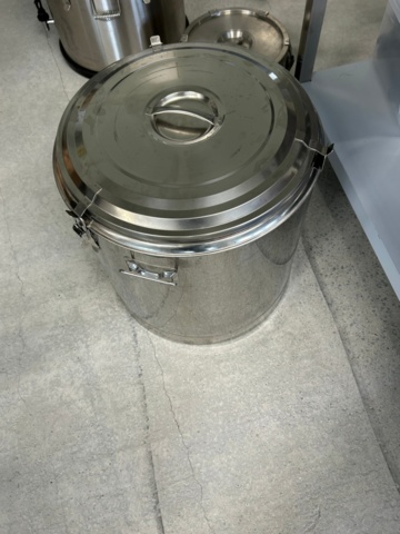 1335138-8 Stainless steel cisterns with tap, 4 pcs, 3 sizes