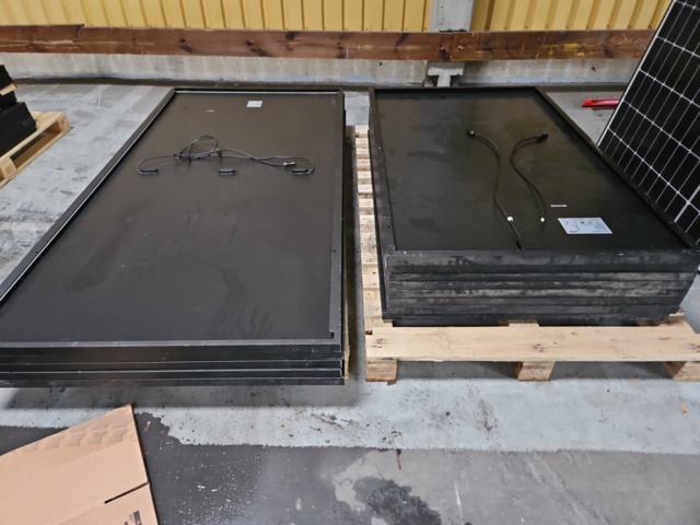 1329804-1 Solar panels 13pcs in mixed models 300W/525W - Longi/Suntech