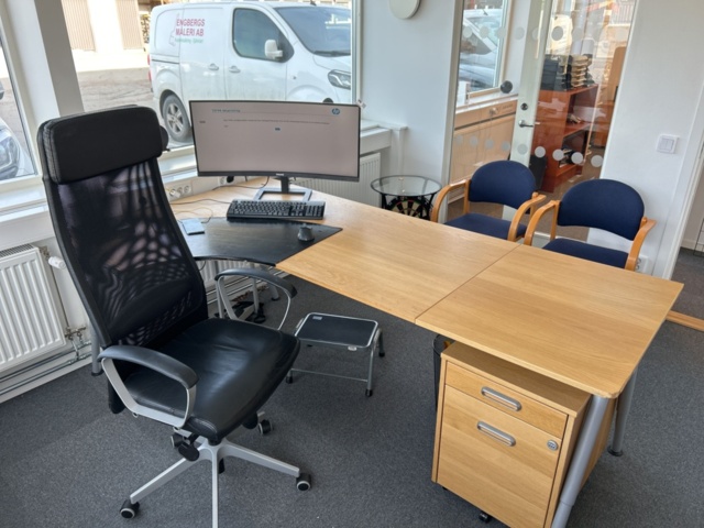 1286645-1 Office workstation - Desk, office chair, bookshelf, and more