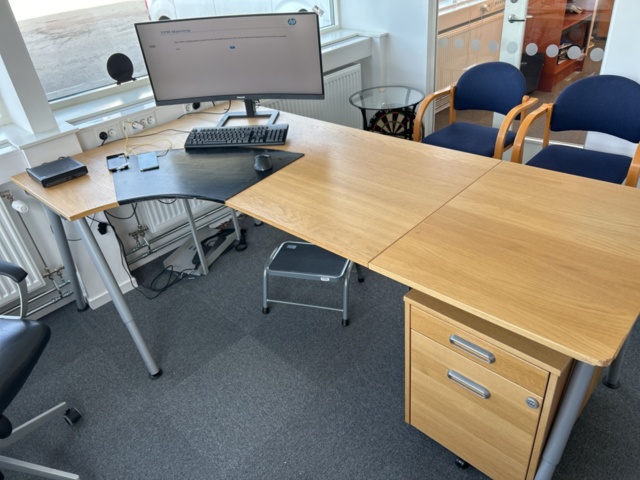 1286645-8 Office workstation - Desk, office chair, bookshelf, and more