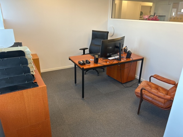 1286647-2 Office workstation - Desk, office chair, bookshelf, and more