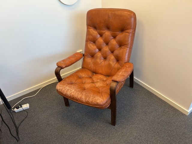 1286647-32 Office workstation - Desk, office chair, bookshelf, and more