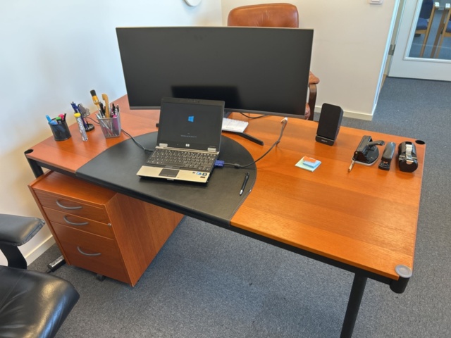 1286647-5 Office workstation - Desk, office chair, bookshelf, and more