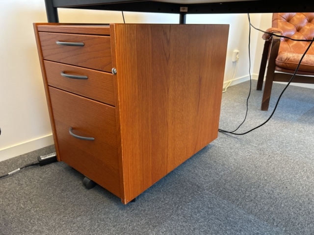 1286647-19 Office workstation - Desk, office chair, bookshelf, and more