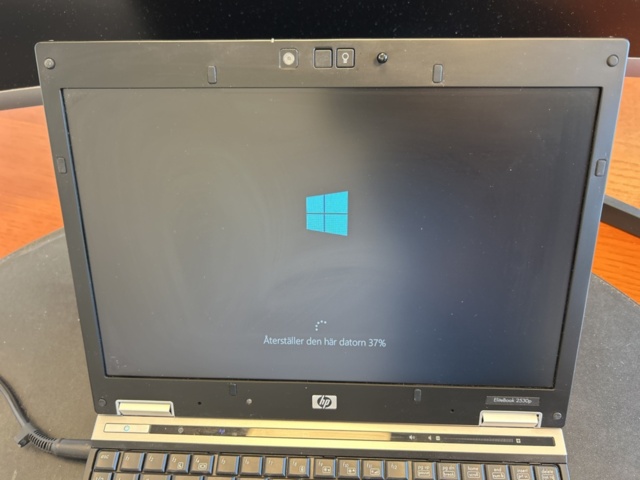 1286647-17 Office workstation - Desk, office chair, bookshelf, and more