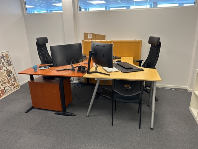 1286651-1 Office workplace - Desk, office chair, shelf, etc.