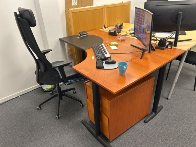 1286651-4 Office workplace - Desk, office chair, shelf, etc.