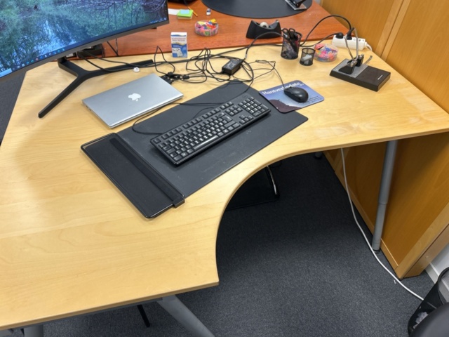 1286651-6 Office workplace - Desk, office chair, shelf, etc.