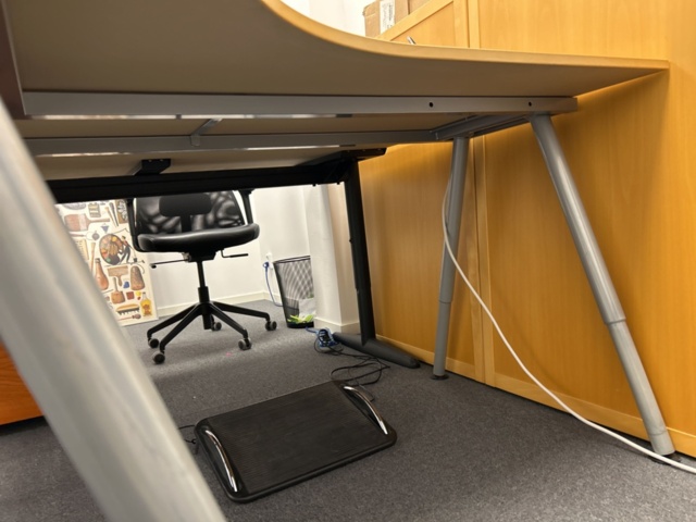 1286651-7 Office workplace - Desk, office chair, shelf, etc.