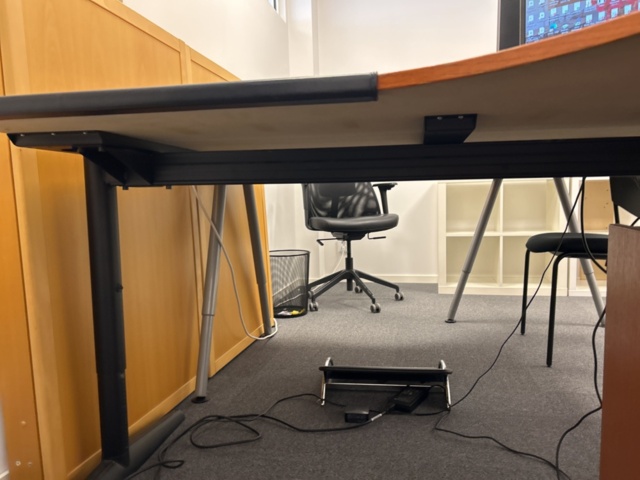 1286651-27 Office workplace - Desk, office chair, shelf, etc.