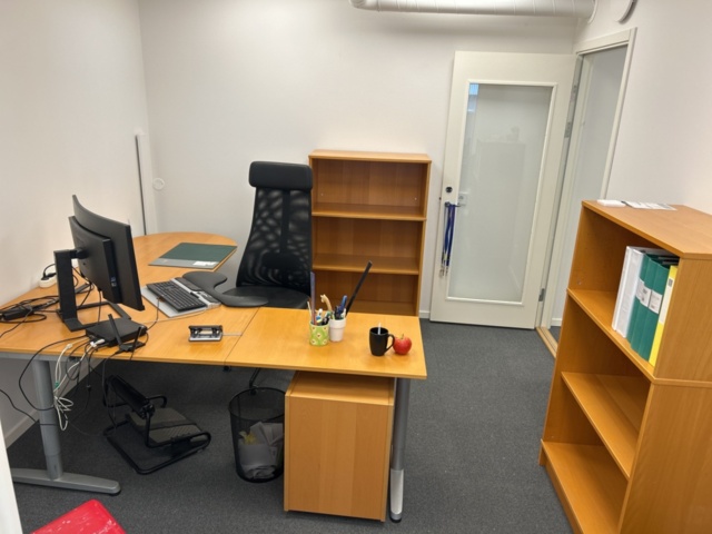 1286652-1 Office workplace - Desk, office chair, shelf, etc.