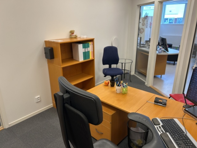 1286652-3 Office workplace - Desk, office chair, shelf, etc.