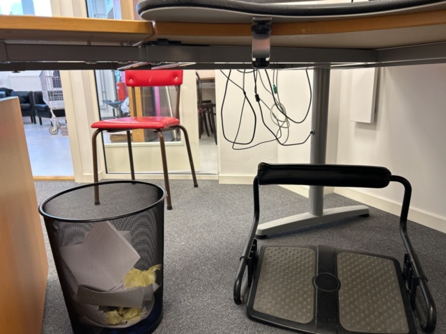 1286652-10 Office workplace - Desk, office chair, shelf, etc.