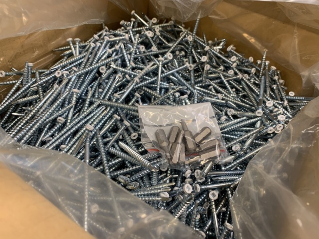 1339238-1 About 2,000 pieces Strip/feed screw 8x75mm