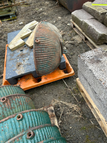 1339706-2 Cast iron feeding trough